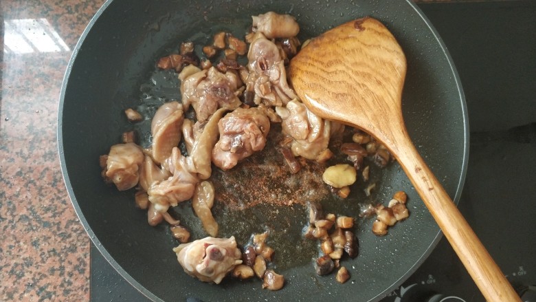 板栗香菇鸡肉焖饭,倒入腌制好的鸡腿肉，中火翻炒至鸡腿肉5分熟
