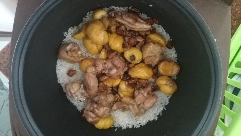 板栗香菇鸡肉焖饭,倒入炒好的食材