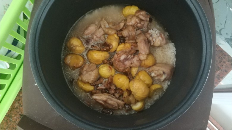 板栗香菇鸡肉焖饭,在加入适量的清水