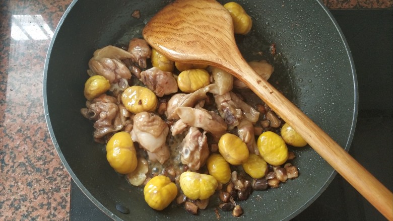 板栗香菇鸡肉焖饭,倒入一点点清水，中火煮1～2分钟