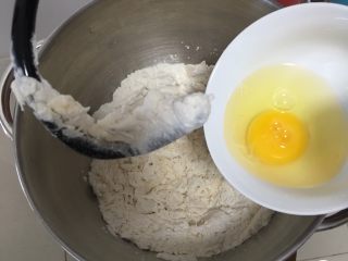 香葱肉松吐司面包,加入鸡蛋。