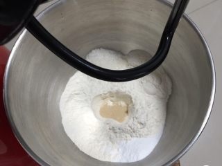 香葱肉松吐司面包,高筋粉放入厨师机，盐和细砂糖对角放，中间放发酵粉。