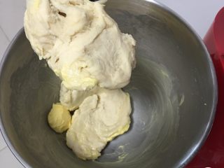 香葱肉松吐司面包,检查面团硬湿度，加入黄油。