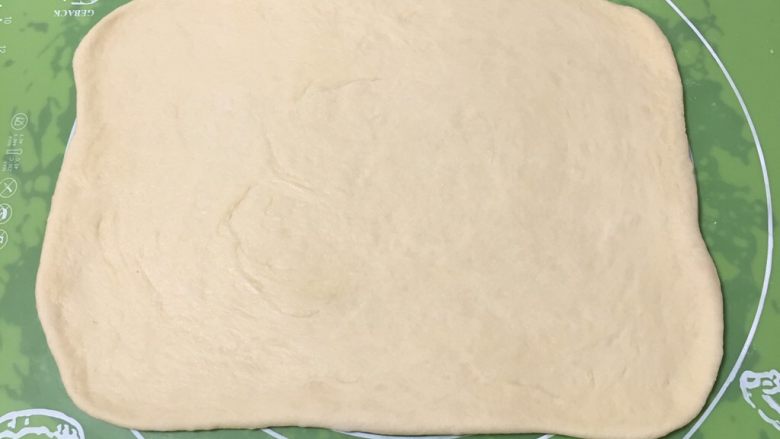 香葱肉松吐司面包,将面团擀成大的长方形。