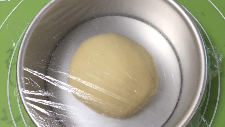 香葱肉松吐司面包,面团整理滚圆，盖上保鲜膜。