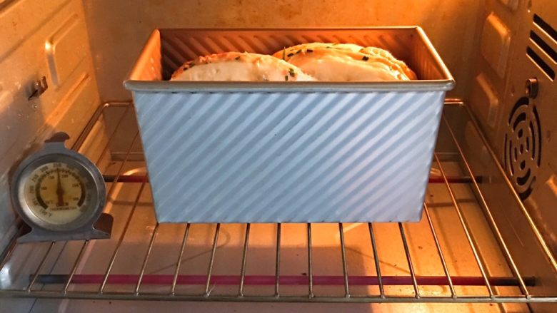 香葱肉松吐司面包,烤箱预热至180度，模具送入烤箱烤制35分钟。