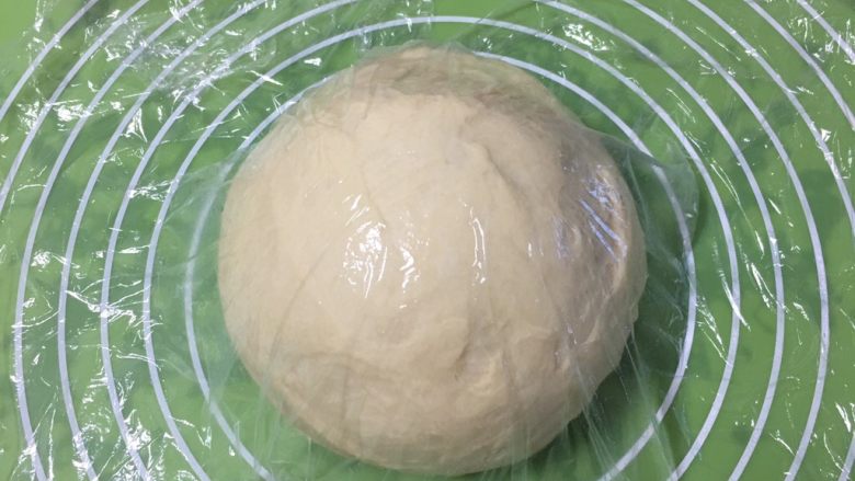 香葱肉松吐司面包,滚圆松弛20分钟，盖上保鲜膜。