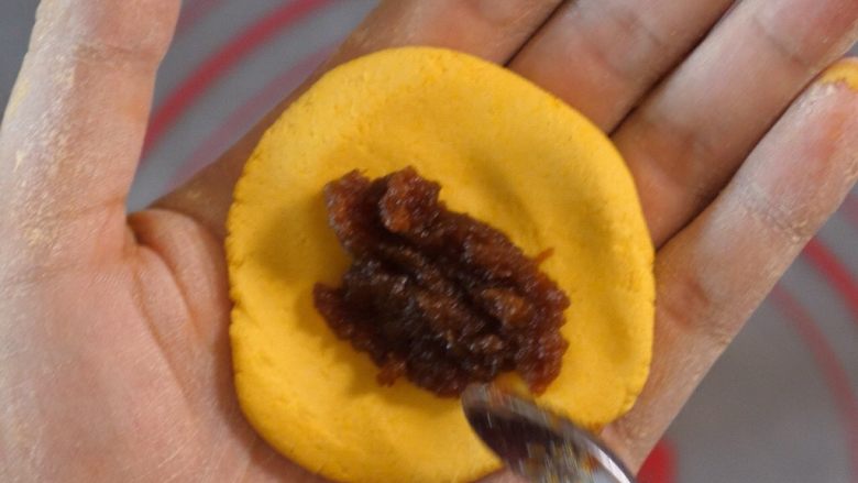 外焦里糯 南瓜枣泥饼,包入适量的枣泥，包成圆球，轻轻压成饼状。