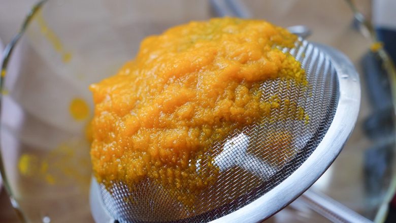 外焦里糯 南瓜枣泥饼,过筛后很细腻，这样后期揉出的面团更光滑。