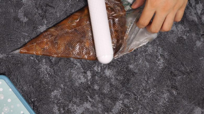 外焦里糯 南瓜枣泥饼,将枣肉装入保鲜袋或裱花袋，用擀面棍碾成泥，枣泥就做好了，多出来的部分可以冷冻保存。