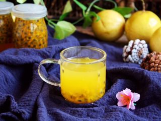 冬喝金色百香果蜂蜜茶,金色百香果茶饮食用时请用温水沏开即可，百香果果肉与水的比例一般为1比8，也可随意。 切忌用开水，开水会破坏蜂蜜的营养。 金色百香果蜂蜜茶饮好喝又健康，大家快快喝起来吧。 由于百香果果汁中含有果浆和天然超纤维密度不同，在冲调静置一段时间后出现分层情况属正常的物理现象，对质量并无影响。
