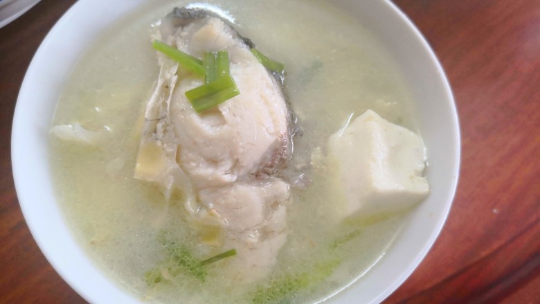 鱼头豆腐清汤,鲜美的鱼头豆腐汤完成
