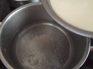 开心凉粉，开心一“夏”,剩下的水倒入奶锅中煮沸后倒入搅拌好的淀粉水，边煮边搅拌，煮到冒泡泡就可以关火了；