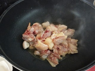 板栗焖鸡,热锅热油，下剁成块的鸡肉煸至微黄，下姜片，烹入料酒