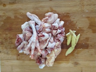 板栗焖鸡,鸡剁成小块