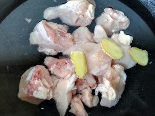 板栗烧鸡,鸡肉放入锅内焯水，放入姜片去腥