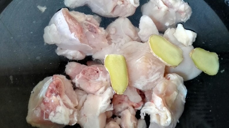 板栗烧鸡,鸡肉放入锅内焯水，放入姜片去腥