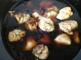 板栗烧鸡,锅内放入适量清水放入一个茴香