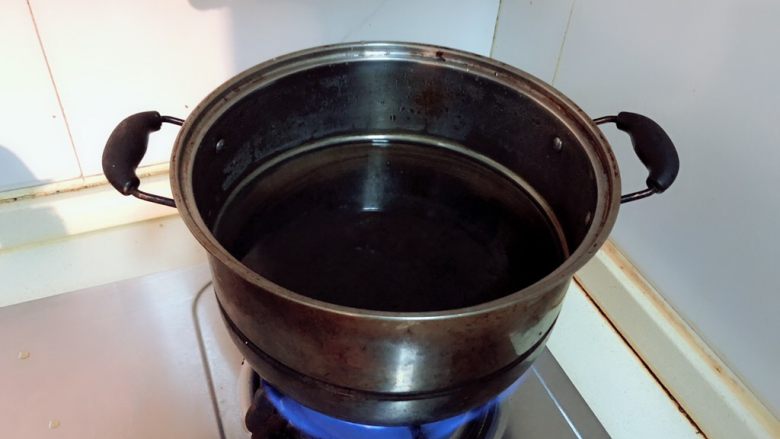 一学就会的粉蒸排骨,蒸锅加水预热。