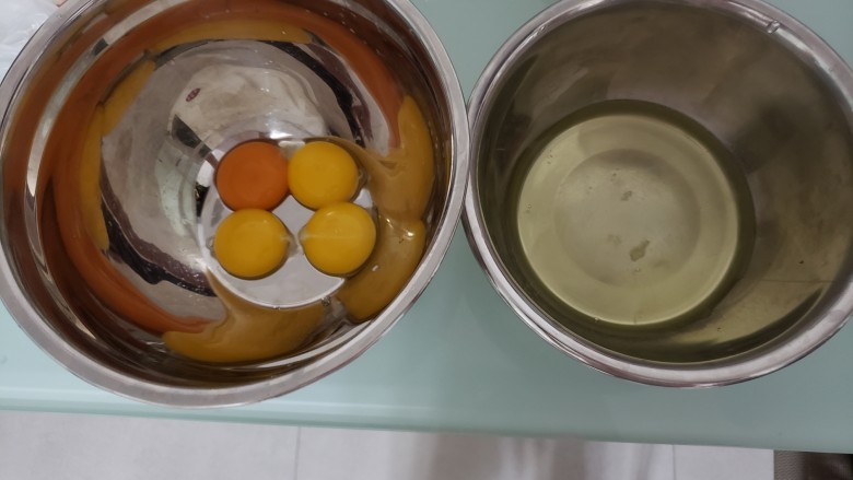 牛奶蛋糕, 在无油无水的两个碗里，一个加入蛋黄，一个加入蛋清。