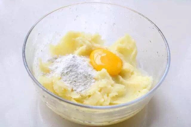 土豆煎饼,压碎的土豆泥加入蛋黄、面粉搅拌均匀；