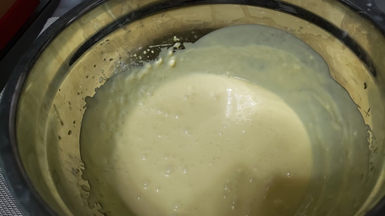 牛奶蛋糕,加入低筋面粉，搅拌均匀。（注意:一定要用翻炒的，不要画圈搅拌，否则会有颗粒。）