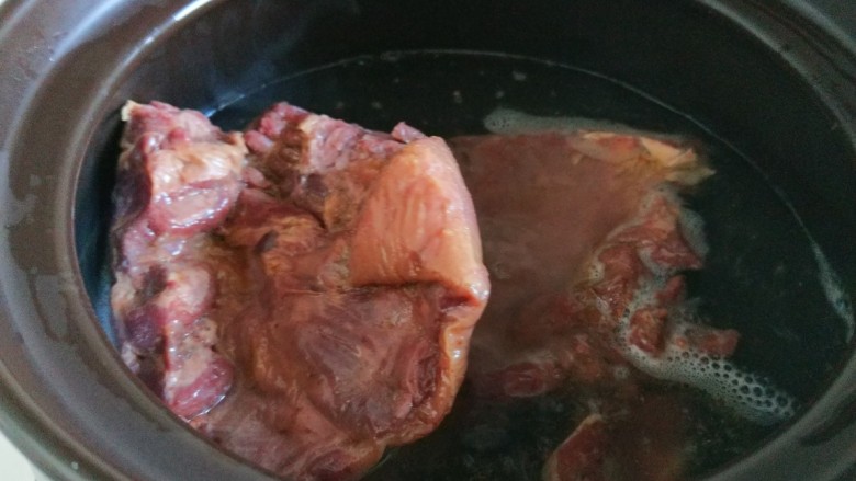 新文美食  河间驴肉火烧,这是卤好的驴肉，在放入砂锅，加适量水煮半小时。