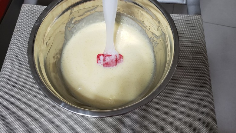 牛奶蛋糕,把液性泡倒入蛋黄里，翻炒均匀。（注意一定要用翻炒的，不要画圈搅拌，否则会起大泡泡。）