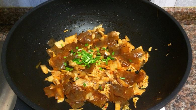辣白菜炒苕皮,放入小葱翻炒均匀即可出锅。