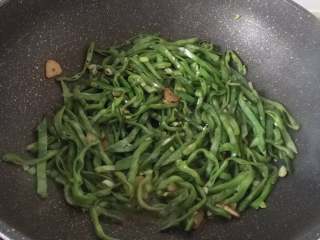 蒜蓉猫耳扁豆,出锅前撒切成圈的小米辣拌匀。
