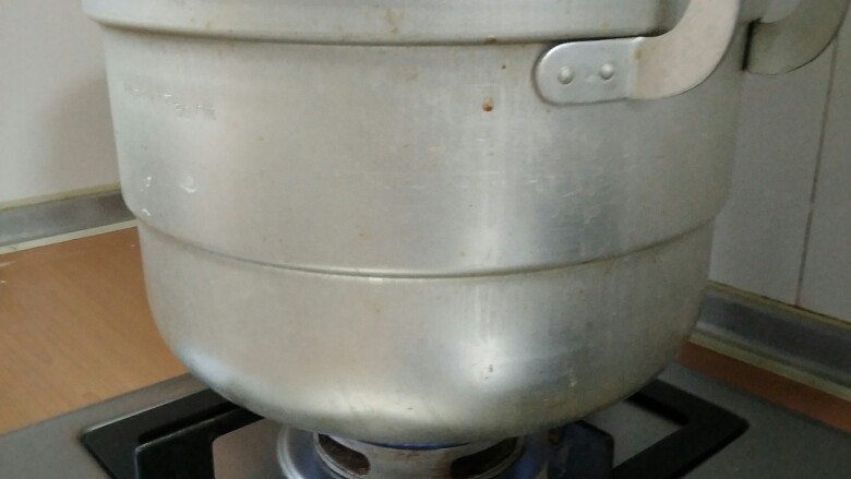 美味灌汤包,围锅上大火蒸15分。