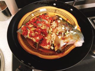 剁椒鱼头,把鱼放到锅里蒸，大火10～15分钟。