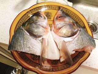 剁椒鱼头,买2片鲢鱼头，洗干净装盘。