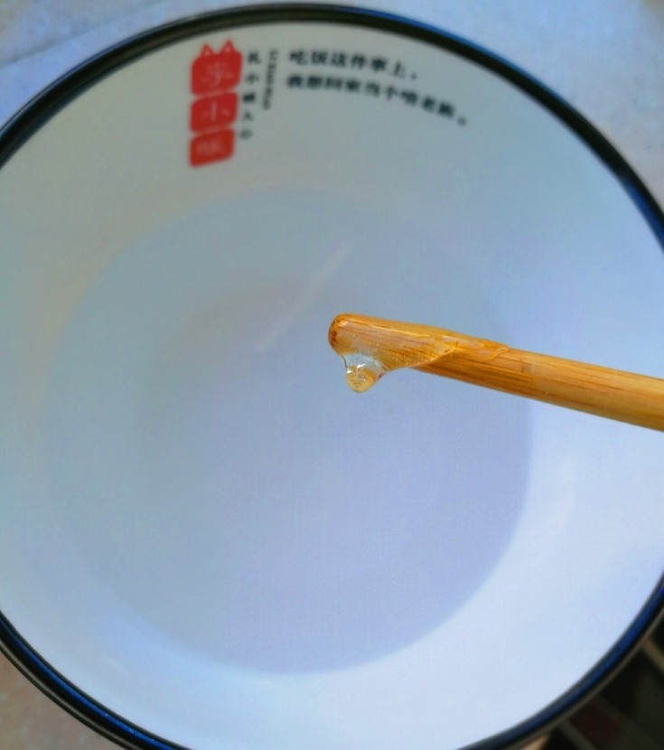 冰糖葫芦,可以拿筷子粘一下放凉水里，嘎嘣脆就表示OK。
