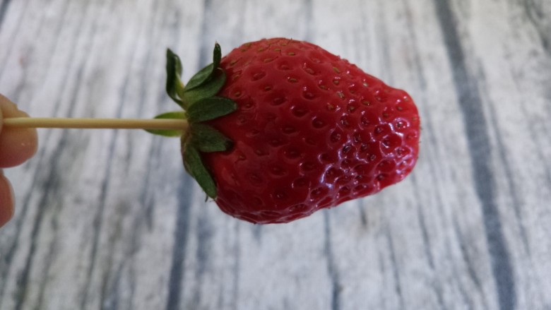 草莓巧克力,一根牙签把草莓插上。