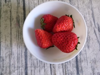 草莓巧克力,先准备四个草莓。