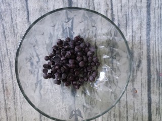 草莓巧克力,准备30克黑巧克力豆。