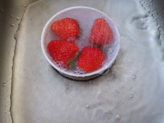 草莓巧克力,然后把草莓洗干净。