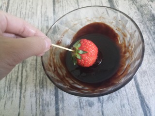 草莓巧克力,然后把草莓放在巧克力液中。