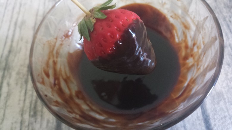 草莓巧克力,滚一圈。蘸上巧克力液。
