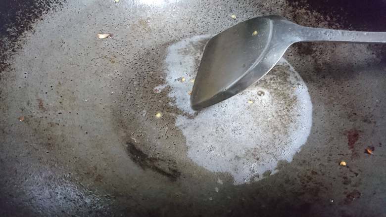 萝卜菜槟榔芋汤,重新起锅，中火热油