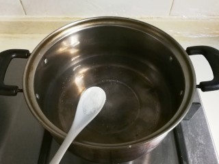 莴笋叶拌五香干,锅中水开放入一小勺盐