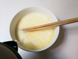 虾皮蒸鸡蛋羹,放入是鸡蛋两至三倍温开水，再次打散均匀，过滤蛋液两遍