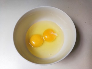 虾皮蒸鸡蛋羹,鸡蛋打入碗中