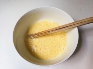 虾皮蒸鸡蛋羹,用筷子顺时针打散均匀