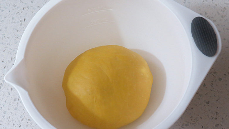 排排坐分萝卜【米菲兔挤挤小面包】 ,揉好的面团进行第一次发酵