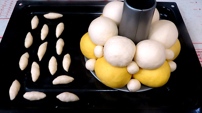 排排坐分萝卜【米菲兔挤挤小面包】 ,放到烤盘里，和主面团一起发酵