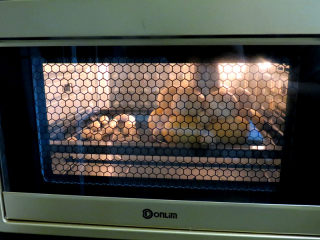 排排坐分萝卜【米菲兔挤挤小面包】 ,发好之后开始预热烤箱，上下火180度预热好之后放入烤箱下层，上改160度，下火改150度，烤30分钟。烤15分钟后，把耳朵取出。继续烤主体部分，注意观察上色，记得加盖锡纸