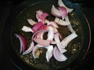 茄汁猪扒,在刚才的锅中放入洋葱抄至出味。
