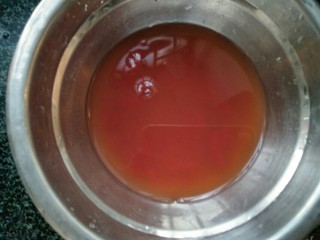 茄汁猪扒,放入适量的水搅拌一下。